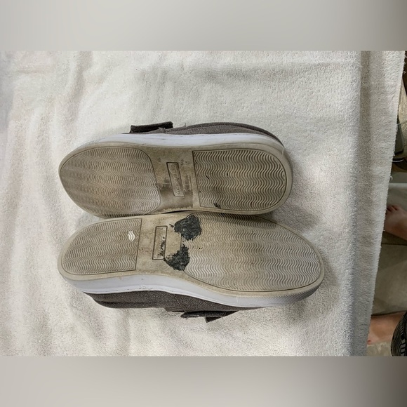 Isaac Mizrahi Live SOHO Velvet Studded Bow Sneaker Taupe size 8M - Picture 3 of 5